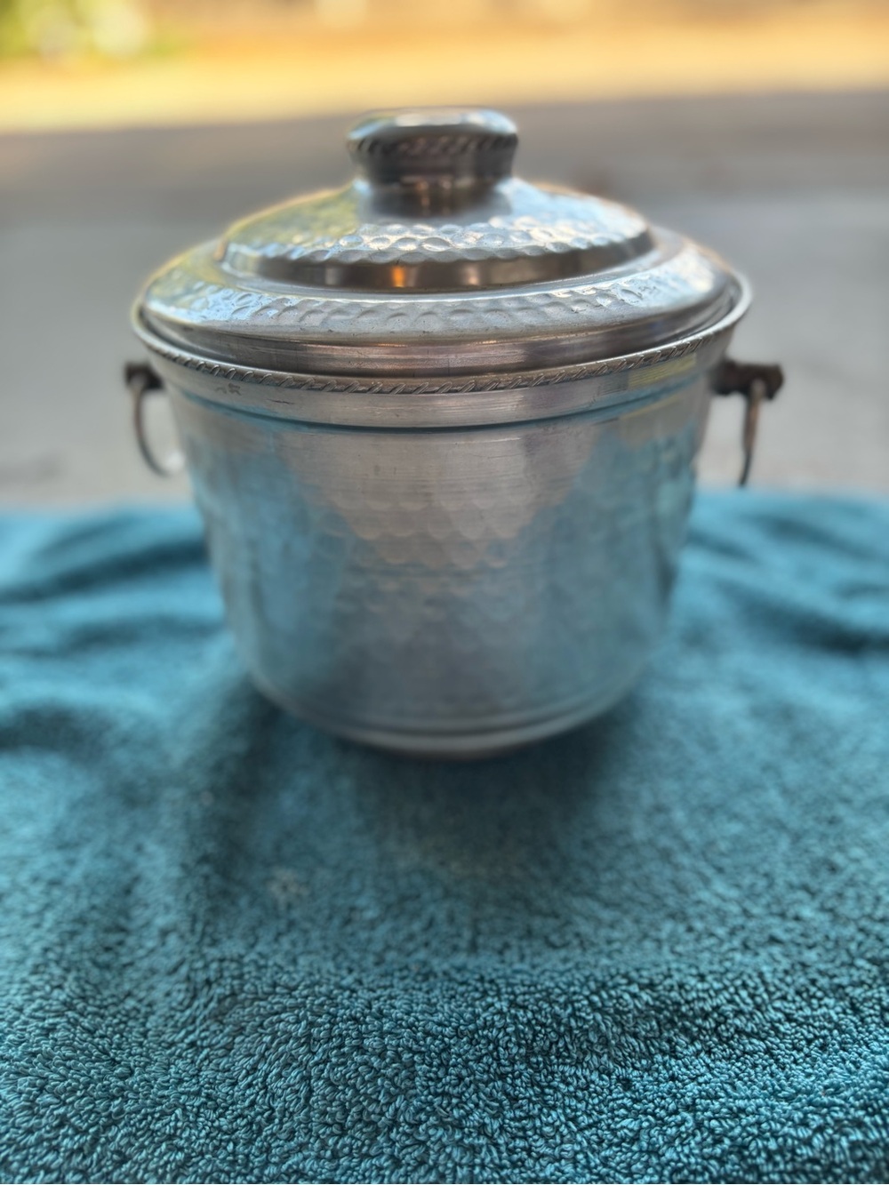Hammered Metal Lidded Ice Bucket – Silver